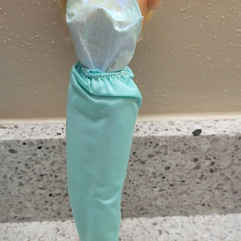 Magic Moves Barbie - Picture 2 of 5